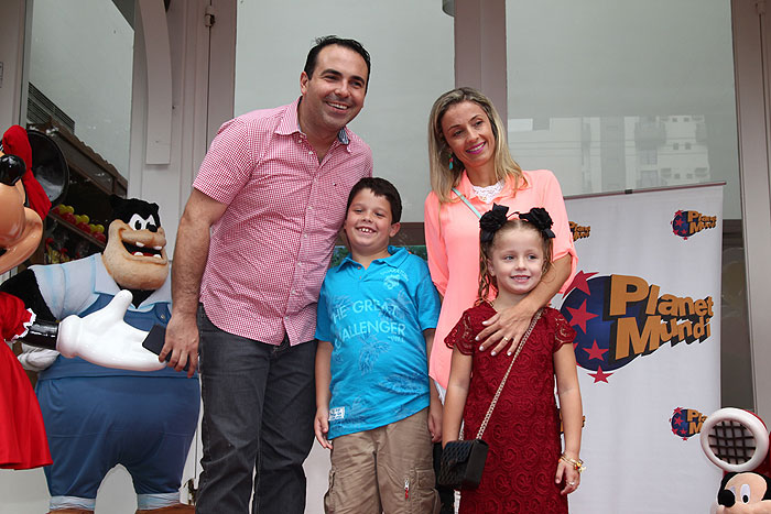 Reinaldo Gottino, apresentador do Balança Geral, foi acompanhado da esposa e dos dois filhos para a festa