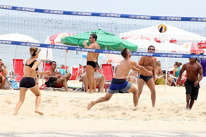 Fernanda Lima e Rodrigo Hilbert jogam vôlei em dia de praia no Rio