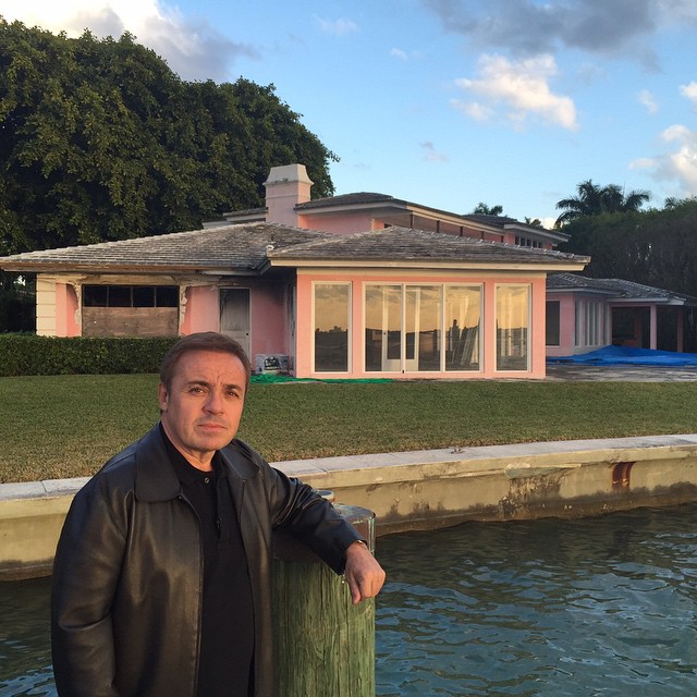 Gugu visita mansão misteriosa em Miami Beach, na Florida