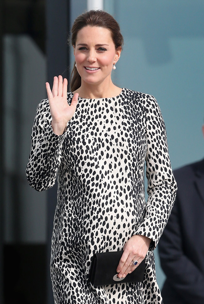 Kate Middleton aposta em look animal print para vistar galeria de arte