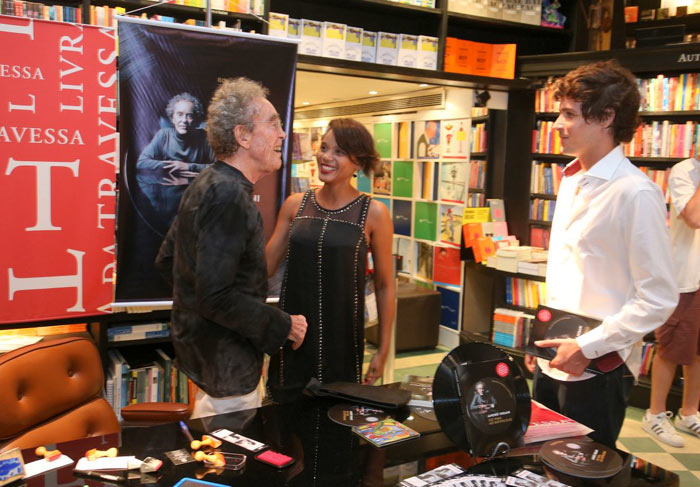Felipe Dylon e Aparecida Petrowky prestigiam sessão de autógrafos, no Rio de Janeiro
