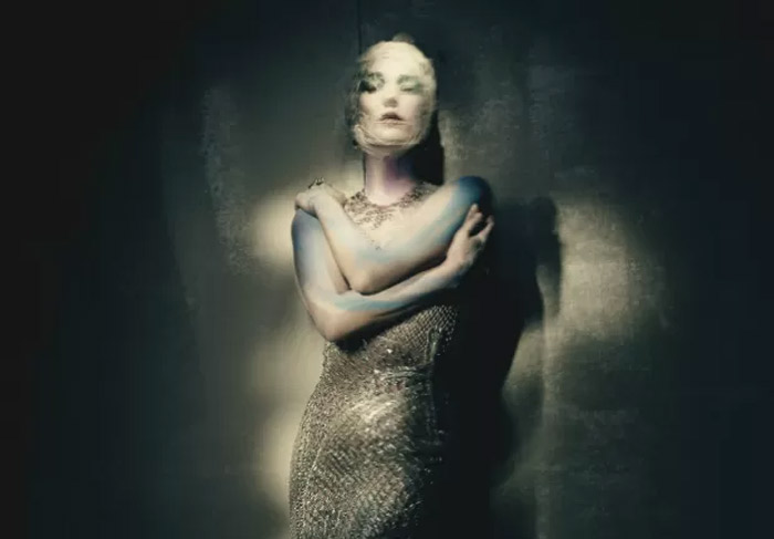 Kate Moss deixa seios à mostra em novo editorial de revista 