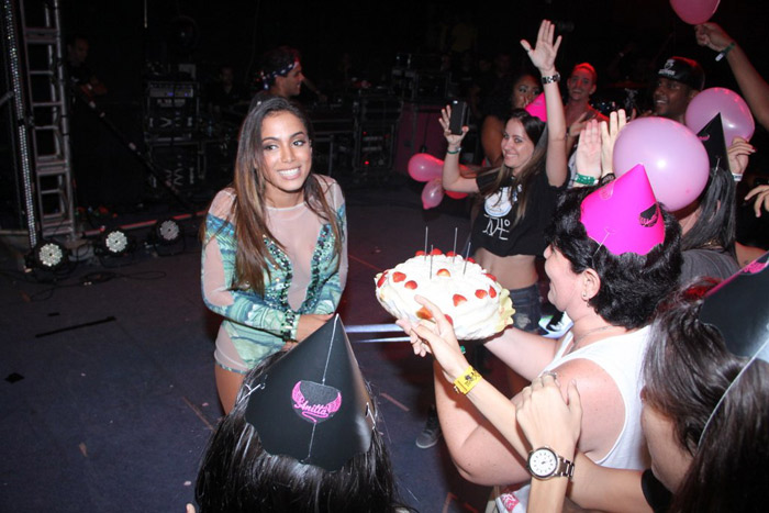 Anitta recebe festa de aniversário antecipada durante apresentação em Madureira
