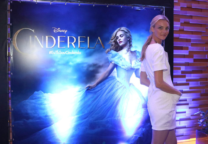 Com direito a príncipe, Carol Trentini calça sapatinho de Cinderela na pré-estreia do filme