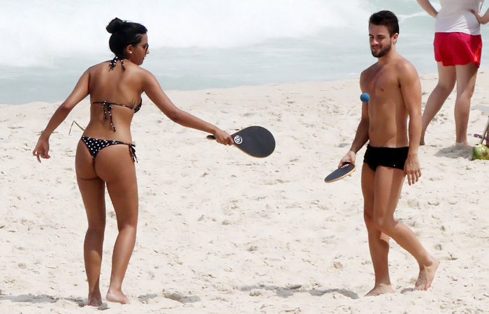 Ex-BBBs Rafael Licks e Talita Araújo trocam beijos em praia carioca