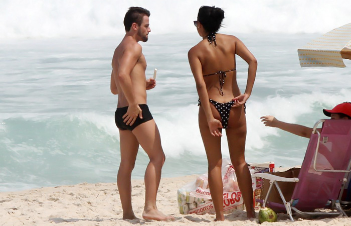 Ex-BBBs Rafael Licks e Talita Araújo trocam beijos em praia carioca