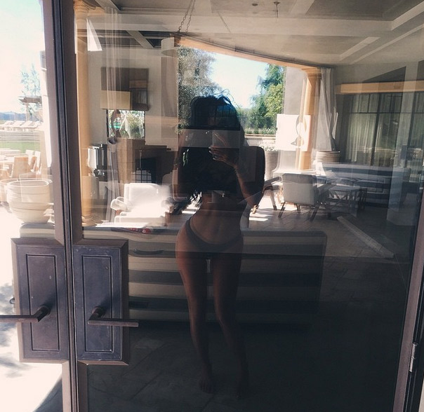 Kylie Jenner posta foto sexy e mostra ótima forma física