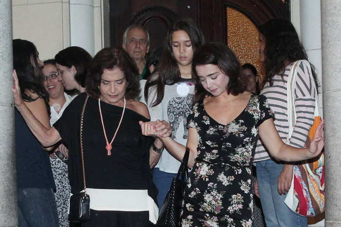 Betty Faria e a filha, Alexandra Marzo, filha do ator, saem de mãos dadas da Igreja de Nossa Senhora da Paz, em Ipanema, no Rio de Janeiro