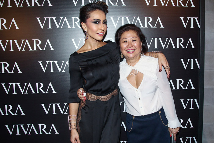 Mãe de Sabrina Sato posa com a apresentadora no lançamento da coleção especial da Vivara para o Dia das Mães
