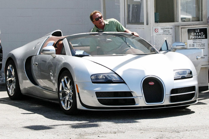 Arnold Schwarzenegger desfila com seu carrão milionário por Beverly Hills