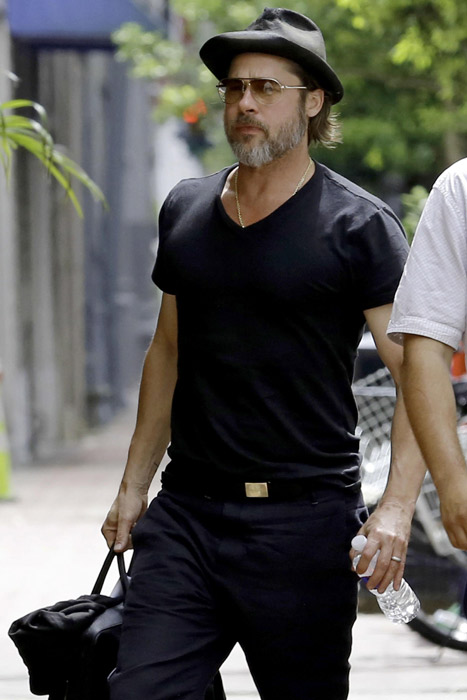 Brad Pitt ostenta barba grisalha em set de filmagem