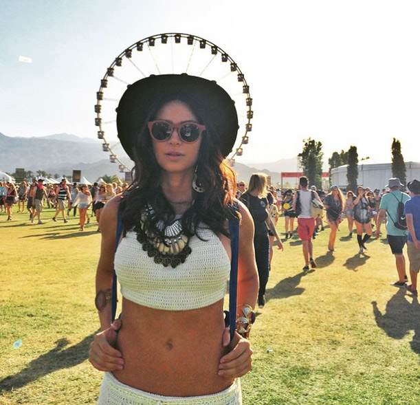 Thaila Ayala deixa barriga sarada à mostra com look de crochê para o Festival Coachella
