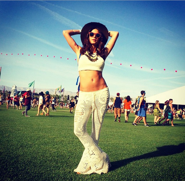 Thaila Ayala deixa barriga sarada à mostra com look de crochê para o Festival Coachella