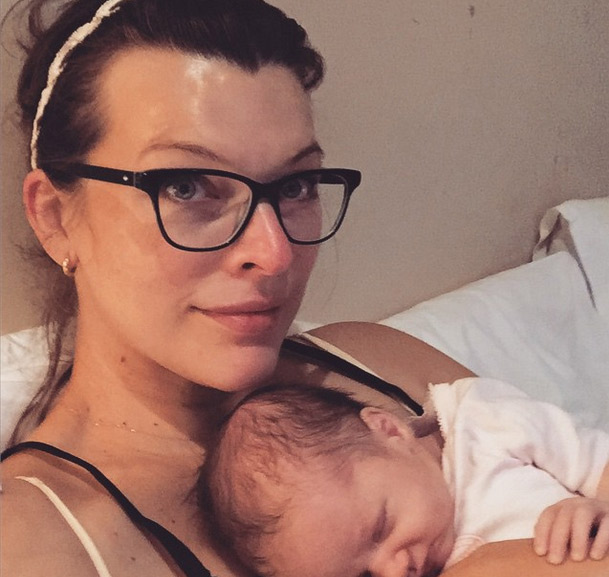 Milla Jovovich posta selfie com a caçula: 'Ainda nem tirei o pijama'