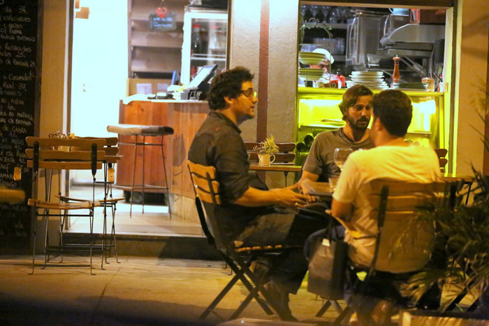 Wagner Moura, Lázaro Ramos e Vladimir Brichta batem papo em mesa de bar no Rio