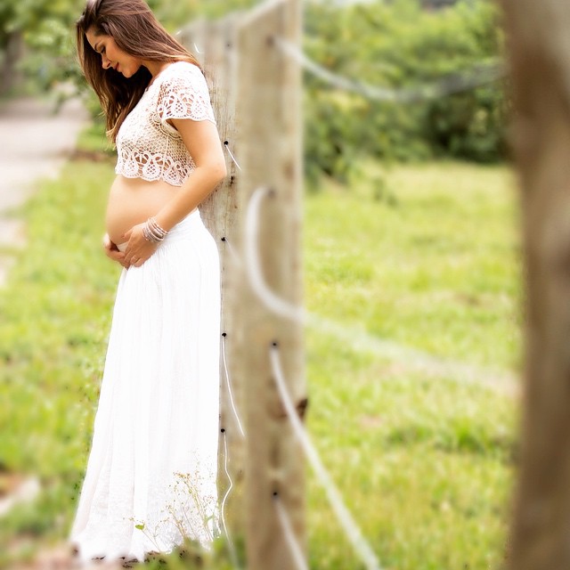 Fernanda Machado mostra barrigão de grávida e se declara ao filho