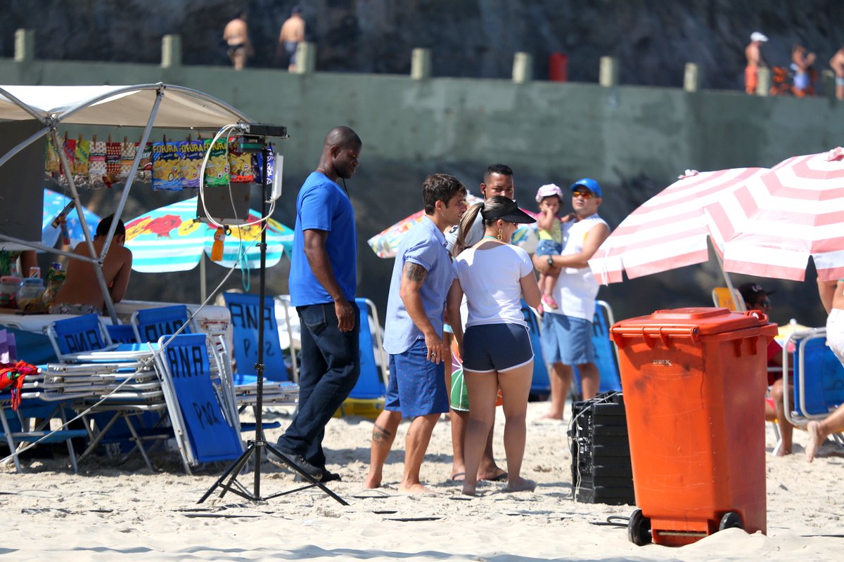 Bruno Gagliasso e Camila Pitanga gravam cenas de novela na praia