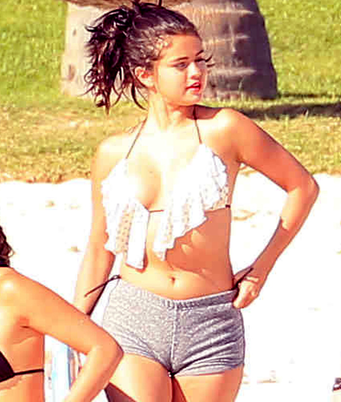 Selena Gomez usa short bem apertado em dia de praia no México e quase mostra demais