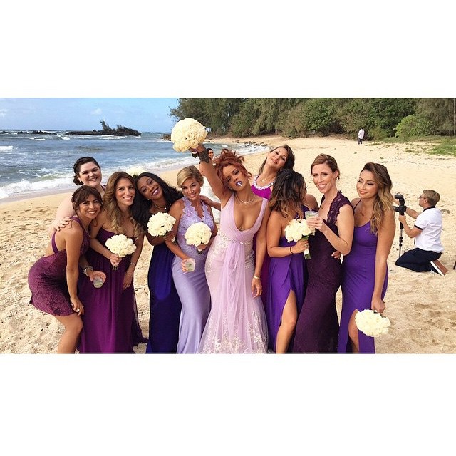 Rihanna posa toda estilosa no casamento de uma de suas assistentes no Havaí