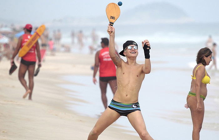Após acidente, Mc Gui joga futebol e frescobol no Rio