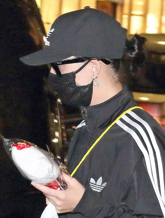 Misteriosa, Katy Perry usa máscara preta ao desembarcar no Japão