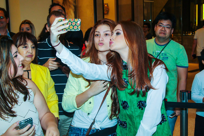 Marina Ruy Barbosa prestigia evento da Chandon e tira selfie com fãs