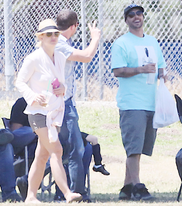 De shortinho, Britney Spears acompanha jogo de futebol dos filhos ao lado do ex-marido
