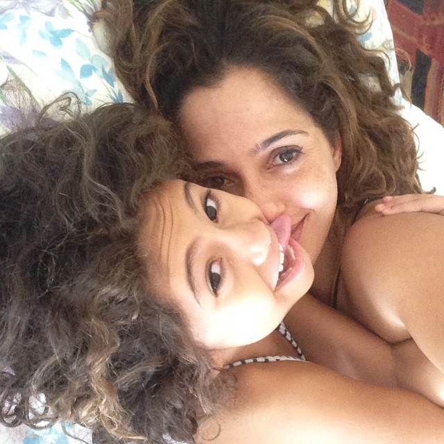 Camila Pitanga é só chamego com a filha em momento fofo