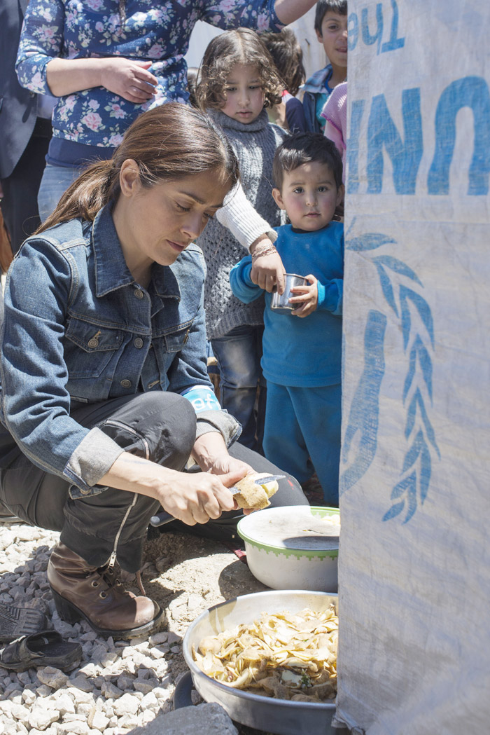 Salma Hayek visita crianças no Líbano em campanha da UNICEF
