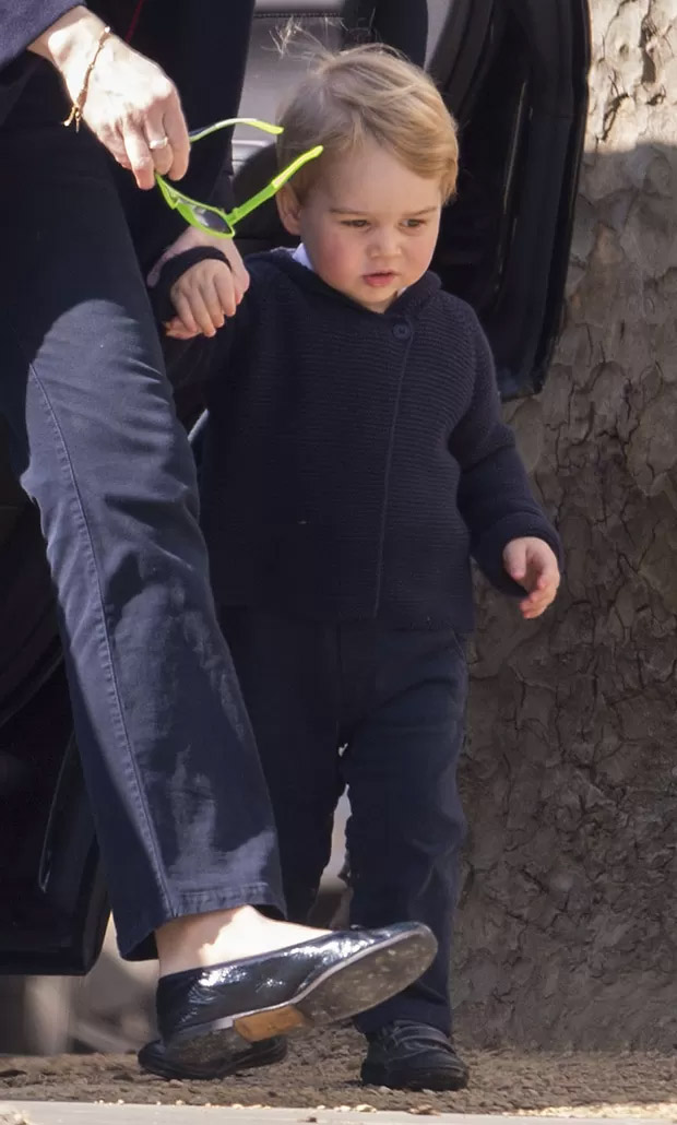 Príncipe George esbanja fofura ao passear de óculos escuros com a babá