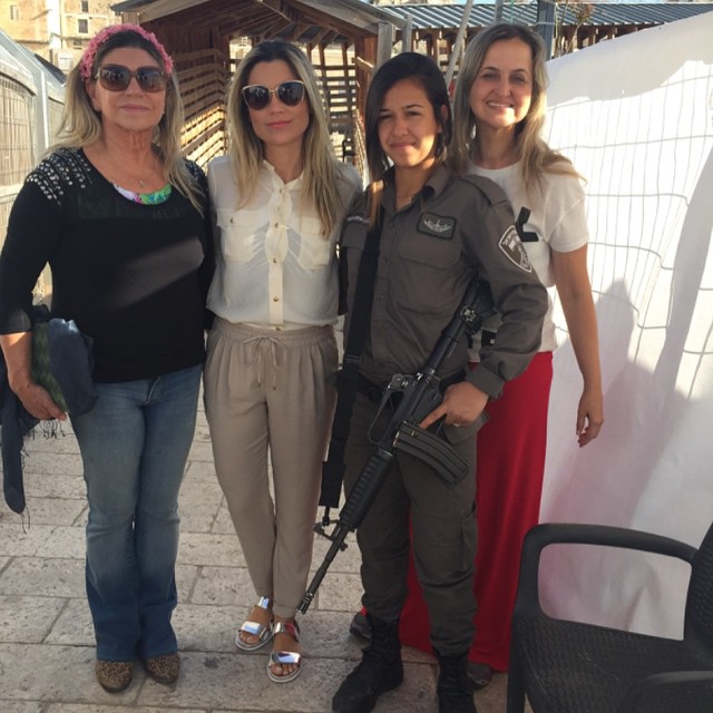 Em Israel, Flávia Alessandra conta que precisou se cobrir, para não receber mais críticas