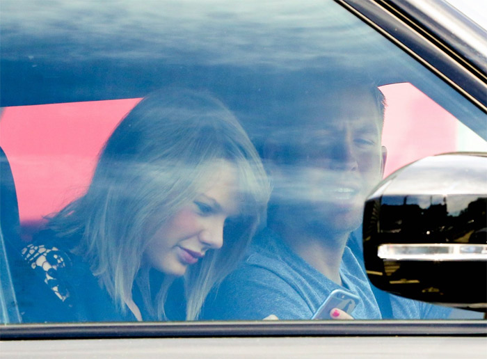 Taylor Swift e Calvin Harris deixam casa da cantora após noite juntos