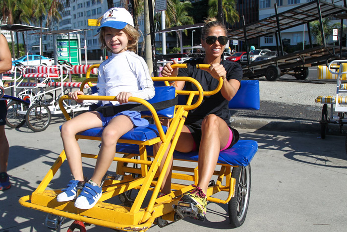 Adriane Galisteu é só alegria em dia de passeio com o filho pelo Rio