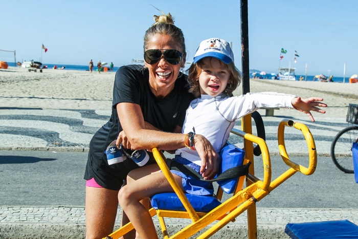 Adriane Galisteu é só alegria em dia de passeio com o filho pelo Rio