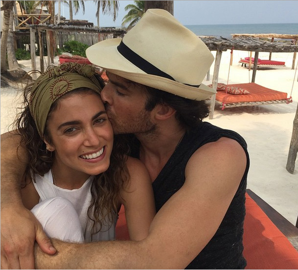 Nikki Reed ganha beijo de Ian Somerhalder na praia e se declara ao Brasil