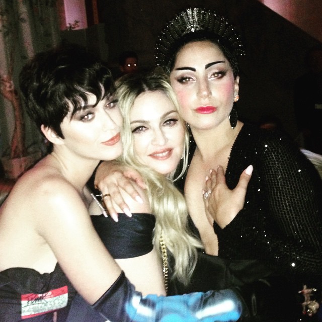 Clube das Divas! Para surpresa dos fãs, Madonna, Lady Gaga e Katy Perry se abraçam em foto