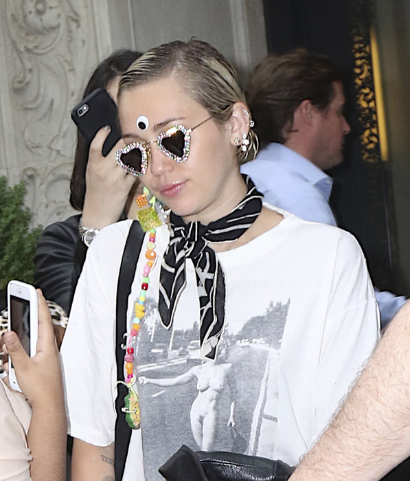 Excêntrica! Miley Cyrus usa terceiro olho para circular por Nova York 