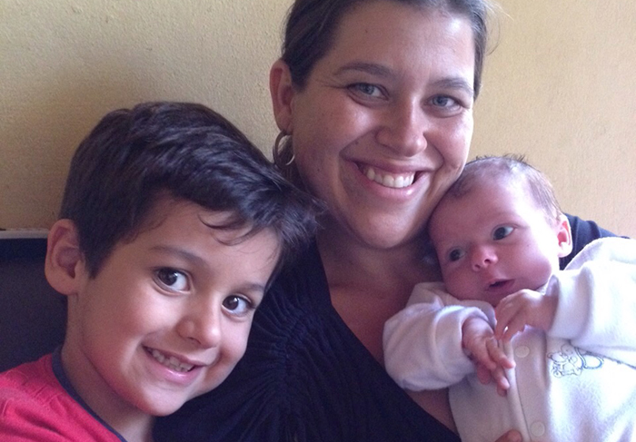 Aline posa com os filhos, Lucas e Miguel. Mamãe em dobro! 