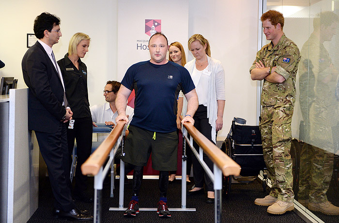 Príncipe Harry visita o soldado britânico que perdeu as pernas durante serviço militar no Afeganistão