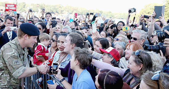 Príncipe Harry cumprimenta os fãs na Austrália