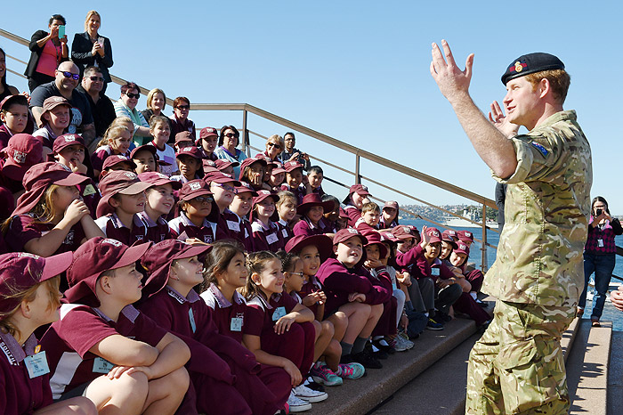 Príncipe Harry conversa com crianças em Sydney, na Austrália
