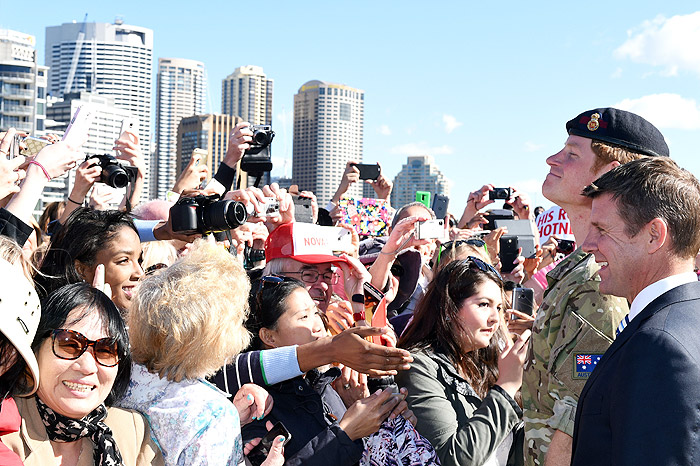 Príncipe Harry cumprimenta os fãs na Austrália