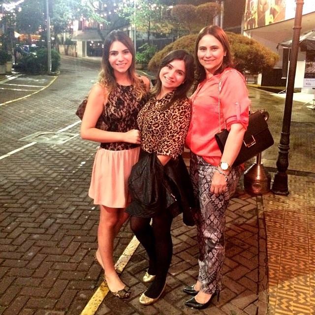 Gente, tem um trio de it-Girls por aqui! Mariana postou o clique com a mãe, Clara, de camisa, e a irmã, Camila! Que lindas! 