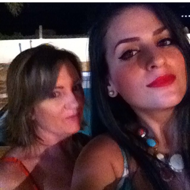 Rafaela posou para selfie com a mãe. Rainha, escreveu ela.