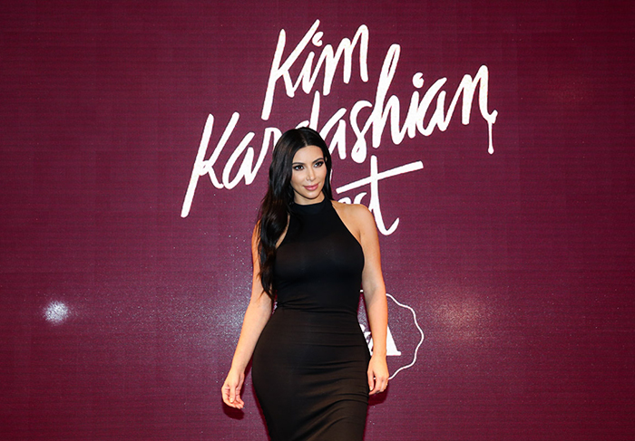 Kim Kardashian é tietada por Valesca Popozuda em lançamento de coleção
