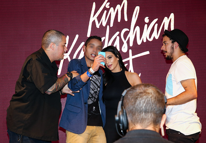 Kim Kardashian é tietada por Valesca Popozuda em lançamento de coleção