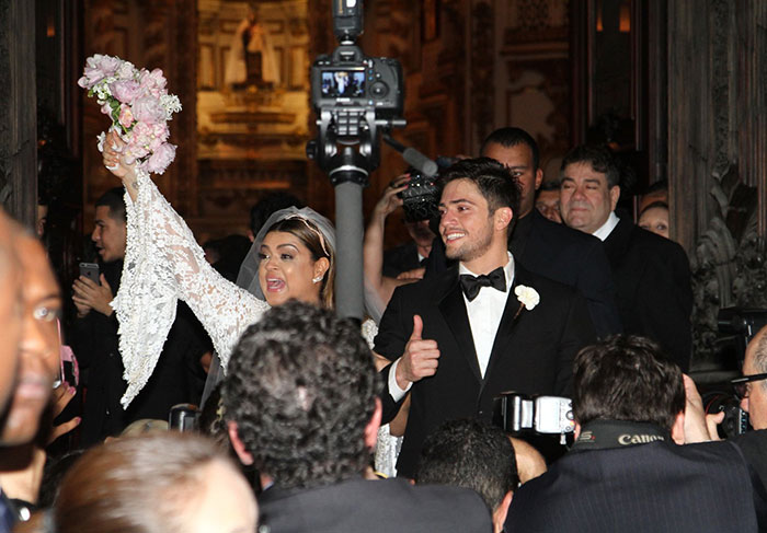 Casamento Preta Gil e Rodrigo Godoy: Noivos conversam com a imprensa e posam para foto