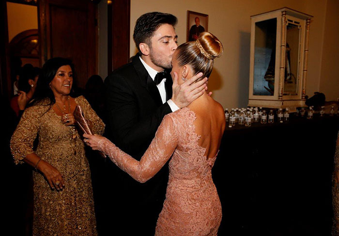Rodrigo Godoy beija a madrinha Carolina Dieckman