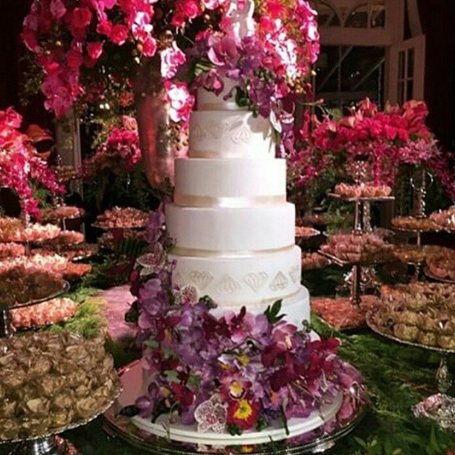 Diamantes e flores espalhados em oito - sim, oito - andares de bolo! 