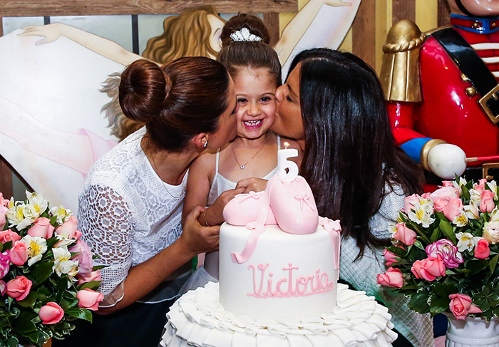 Victoria Kupfer ganha beijo da mãe e da tia na hora do parabéns